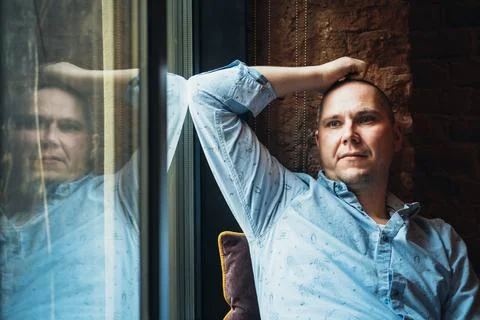 Pensive man looking out the window. Foto stock