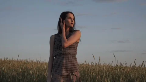 Pensive model in high grass Видео 78383640