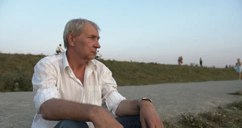 Pensive old man close up in the park Stock-Footage 135580024