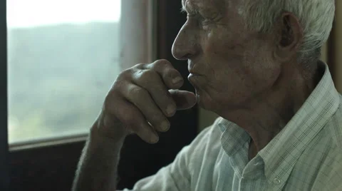Pensive old man deep in his thoughts: thoughtful elderly: sad old man Vídeos de archivo 42972677