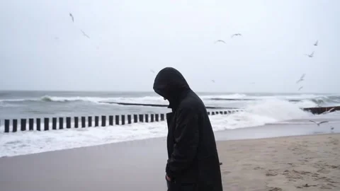 Pensive silhouette of a guy against the backdrop of a wave of the sea Video stock 227469267