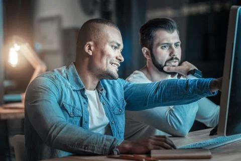 Pensive two colleagues coding algorithm 库存照片