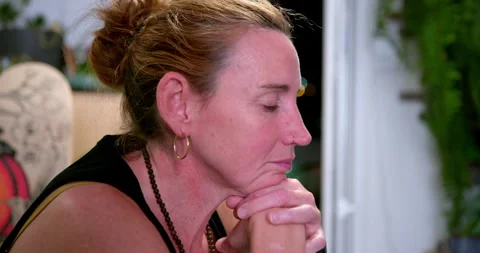 Pensive Woman in Thought: Vídeo Stock 346647038