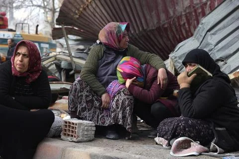 People affected by a powerful earthquake react at the site of collapsed building Foto stock