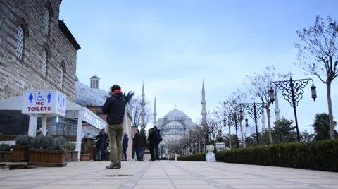 People and a large mosque Stockbeeldmateriaal 63043741