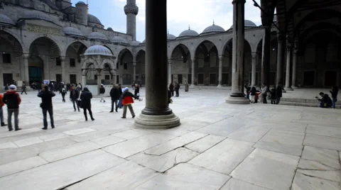People and a large mosque Stockbeeldmateriaal 63044094