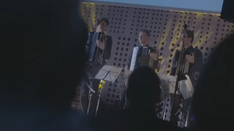 People applauding Stockbeeldmateriaal 100975639