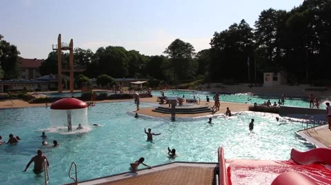 People at aqua park Vídeo Stock 40296370
