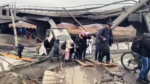 People are being evacuated from the rubble. Ukraine war. 스톡 동영상 171670192