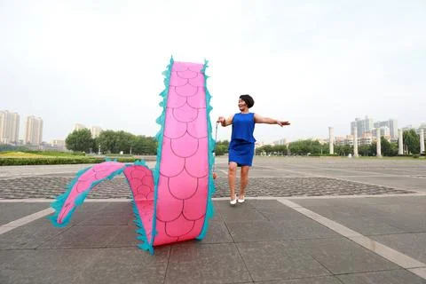 People are dancing colorful silk and exercising in the park square. Foto stock