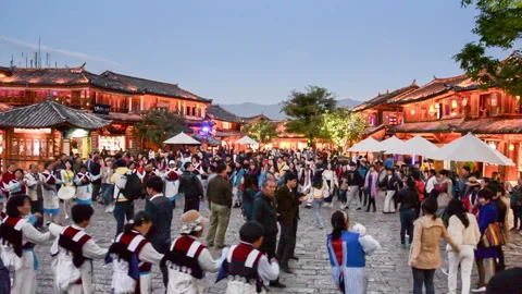 People are dancing in Old Town of Lijiang Stockbeeldmateriaal 85777872