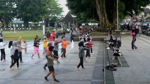 People are doing morning exercise Stock Footage 273991211