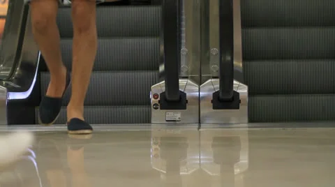 People are going up and down an escalator in a shopping mall Stockbeeldmateriaal 24498518