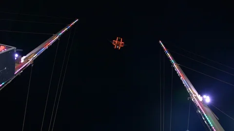 People are having fun in reverse bungee jumping in amusement park Видео 96769192