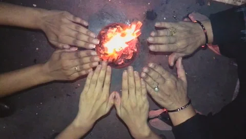 People are heating hands to keep them warm Stock-Footage 35520050