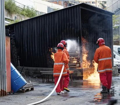 People are practicing fire extinguishers with water. Foto stock