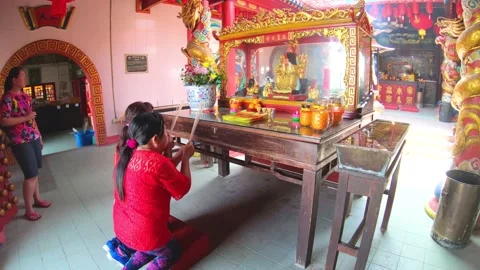 People are praying at Chinese temple Stock Footage 107316853