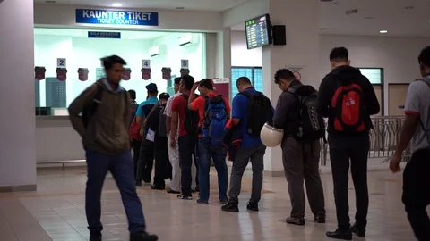 People are queue to buy train ticket at the counter Video stock 110896737