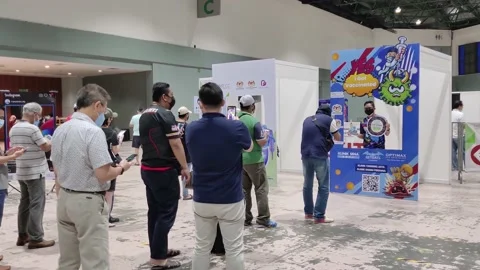 People are queuing and taking photo with the Covid-19 vaccination placard Vidéo 157008376
