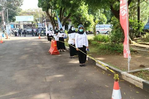 People are queuing using personal protective equipment 스톡 사진