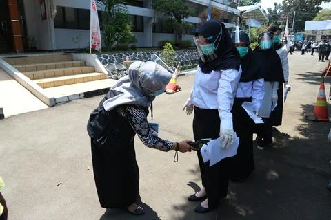 People are queuing using personal protective equipment 스톡 사진