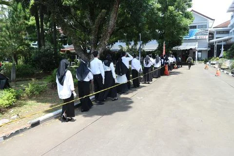 People are queuing using personal protective equipment 스톡 사진
