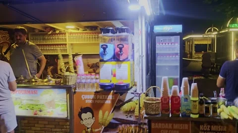 People are standing on a sidewalk at. Vídeo Stock 284662653