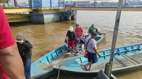 People are using boats as main transportation Видео 324595690