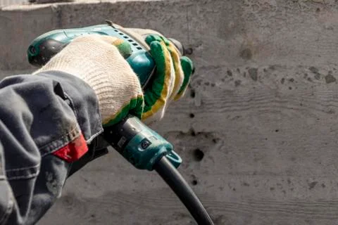 People are using electric drill,He drilled concrete to put steel anchor. Foto stock