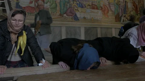 People around Stone of Anointing Stockbeeldmateriaal 59831993