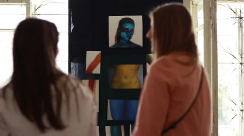 People in an art exhibition Vídeo Stock 62853499