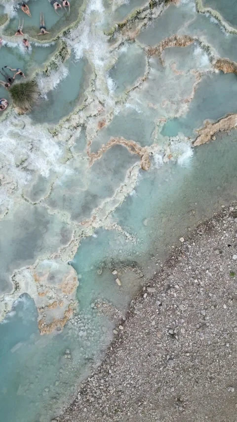 People Bathing in Natural Thermal Pools in Tuscany, Grosseto, Italy Vidéo 340149834