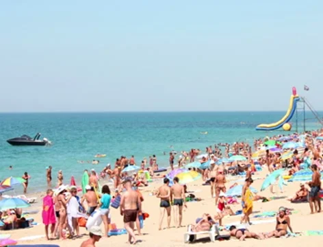 People on the beach 2k Stockbeeldmateriaal 8547961