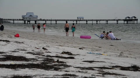 People on beach. Vídeo Stock 53860086