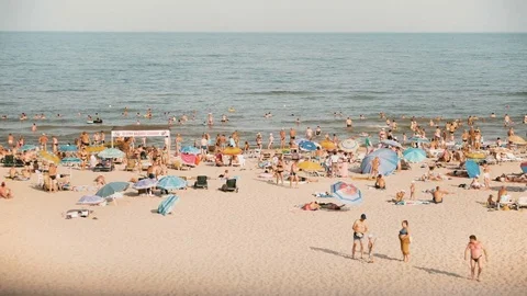 People on the Beach Видео 79536606