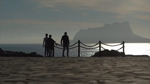 People on the beach silhouettes 動画素材 122136657