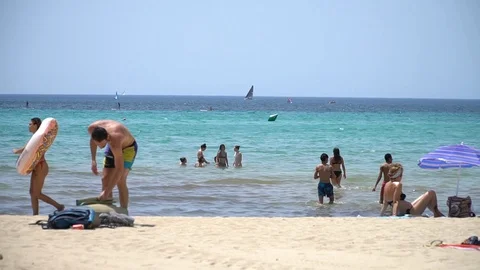 People at the beach slow motion 動画素材 128349172