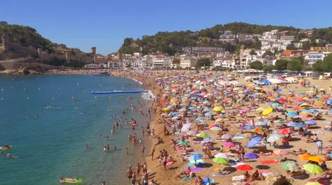 People at the beach in Tossa de Mar, Spain Vídeo Stock 67401597