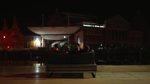 People on bench by river facing away Vídeos de archivo 338324771