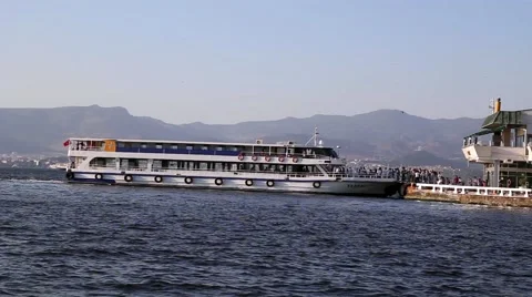 People boarding a ship Vídeo Stock 55367819