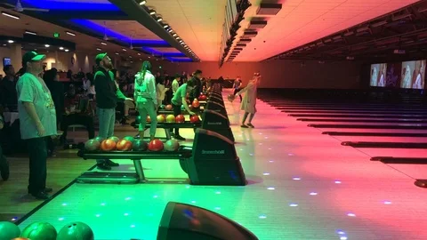 People bowling without masks. Vidéo 112368087