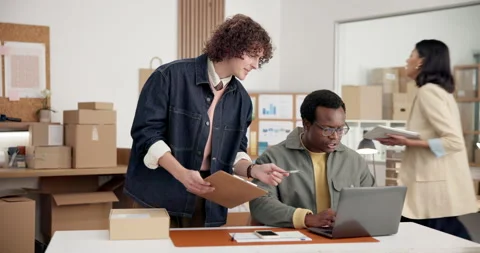 People, box and clipboard at startup for ecommerce, logistics and dispatch Vídeo Stock 345725854