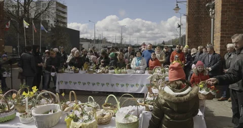 People bring Easter baskets to bless, 4K 스톡 동영상 183038406