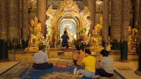 People at buddhistic temple. 스톡 동영상 109683828