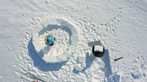 People build igloo with large snow blocks on frozen sea area Stock-Footage 131463610