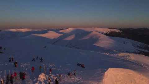 People came to the highest mountain point to meet the golden beautiful sunrise Video stock 269853869