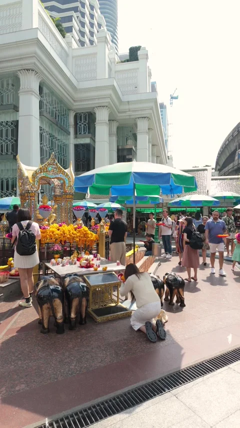 People can be seen praying at the Erawan Shrine in Bangkok, Thailand. 動画素材 314248230