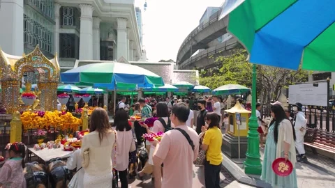 People can be seen praying at the Erawan Shrine in Bangkok, Thailand. Stock-Footage 319978204