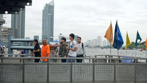 People can getting around the riverside area of Bangkok by river boats. 動画素材 119618048