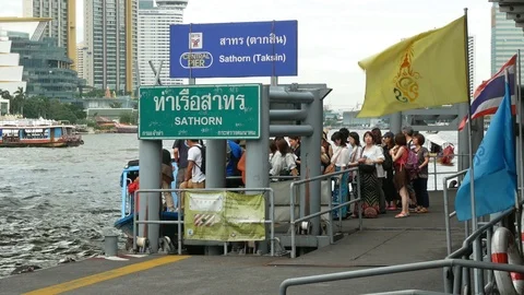 People can getting around the riverside area of Bangkok by river boats. Vidéo 119618067
